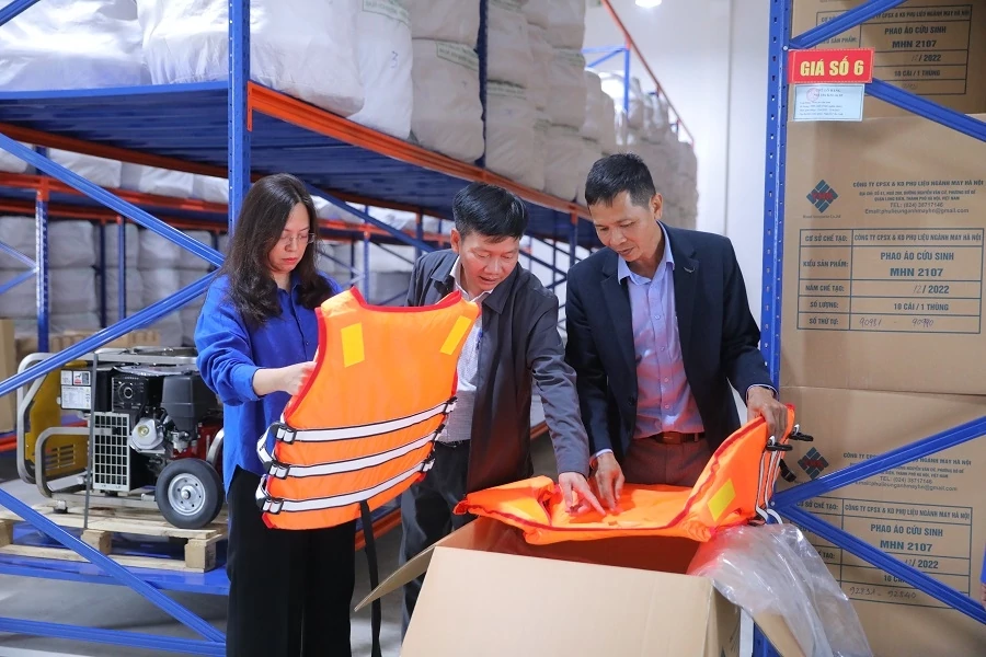 Lựa chọn nhà thầu mua 90.000 chiếc phao áo cứu sinh nhập kho dự trữ quốc gia Lựa chọn nhà thầu mua 90.000 chiếc phao áo cứu sinh nhập kho dự trữ quốc gia