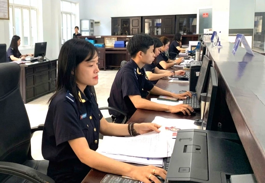 Hoạt động nghiệp vụ tại Chi cục Hải quan khu vực IX. Ảnh: Chi cục HQKV IX