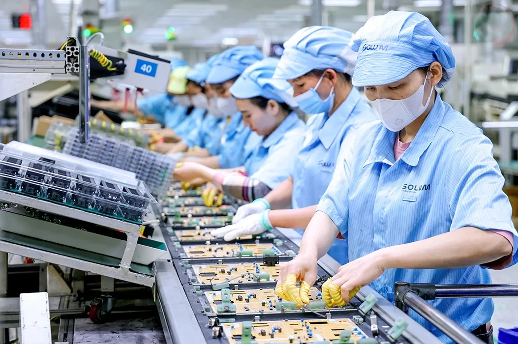 Công ty TNHH Solum vina (KCN Bá Thiện 2 - Bình Xuyên) chuyên sản xuất, gia công linh kiện điện tử cho các tập đoàn lớn như Samsung, Panasonic, Sony.