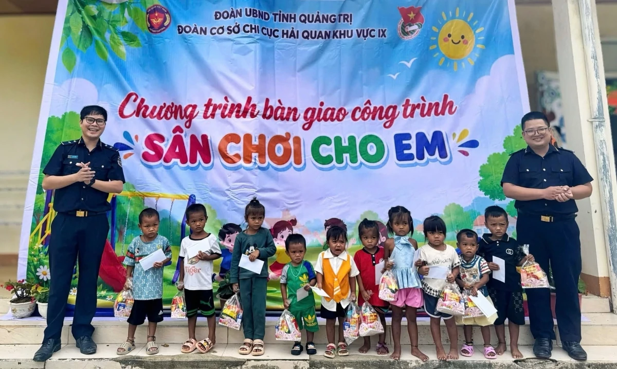 Đại diện Đoàn Cơ sở Chi cục Hải quan khu vực IX trao quà cho các em nhỏ. Ảnh: Chi cục HQKV IX