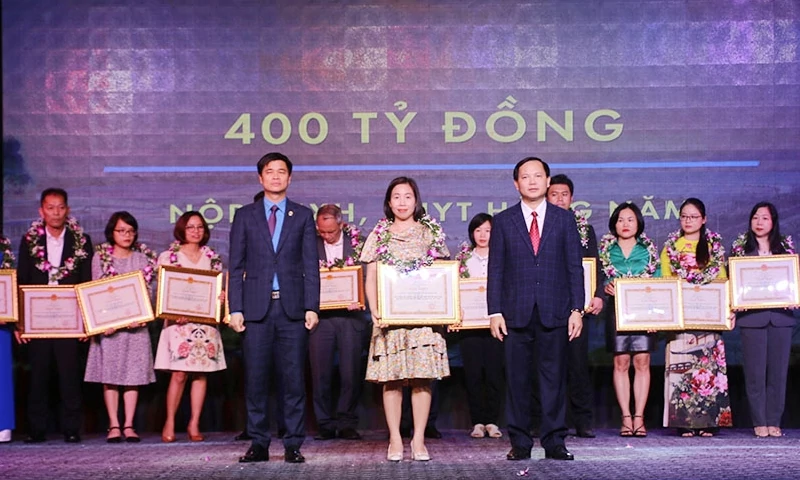 doanh nghiep duoc khen thuong phai thuc hien day du bao hiem xa hoi bao hiem y te