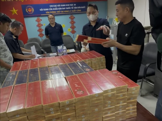 Khởi tố 4 đối tượng vận chuyển gần 1.800 cây thuốc lá lậu