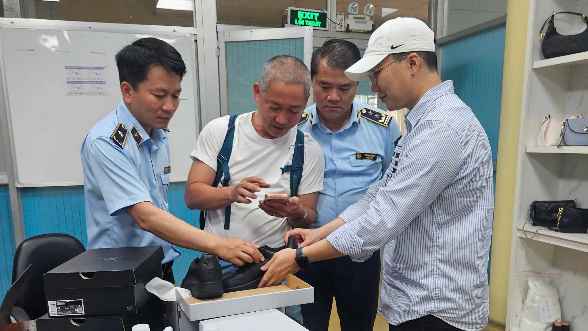 Lực lượng Quản lý thị trường xử lý vụ  gần 50.000 đôi giày mang dấu hiệu giả mạo các nhãn hiệu Nike, Nike Air  trong tháng 7/2026. Ảnh: https://dms.gov.vn/