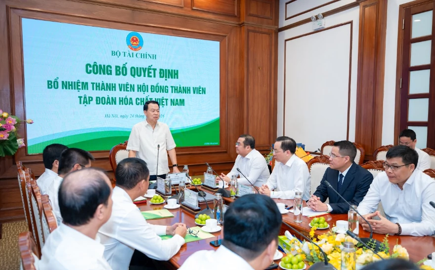 Bộ Tài chính công bố Quyết định bổ nhiệm ông Nguyễn Văn Đông giữ chức Thành viên Hội đồng thành viên Tập đoàn Hóa chất Việt Nam Bộ Tài chính công bố Quyết định bổ nhiệm ông Nguyễn Văn Đông giữ chức Thành viên Hội đồng thành viên Tập đoàn Hóa chất Việt Nam