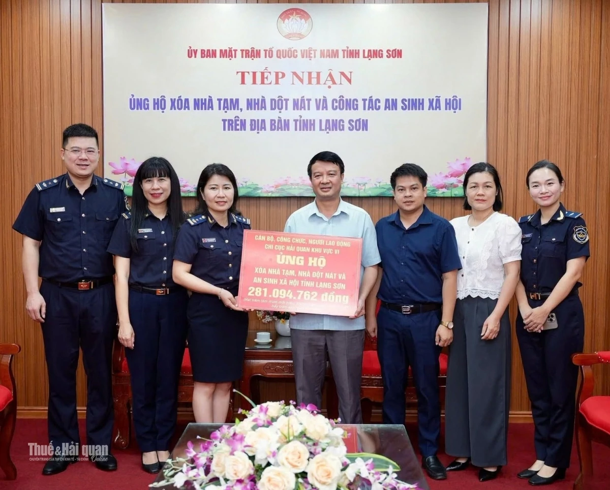Đại diện Chi cục Hải quan khu vực VI trao kinh phí tại Ủy ban MTTQ Việt Nam tỉnh Lạng Sơn. Ảnh: Hải quan khu vực VI