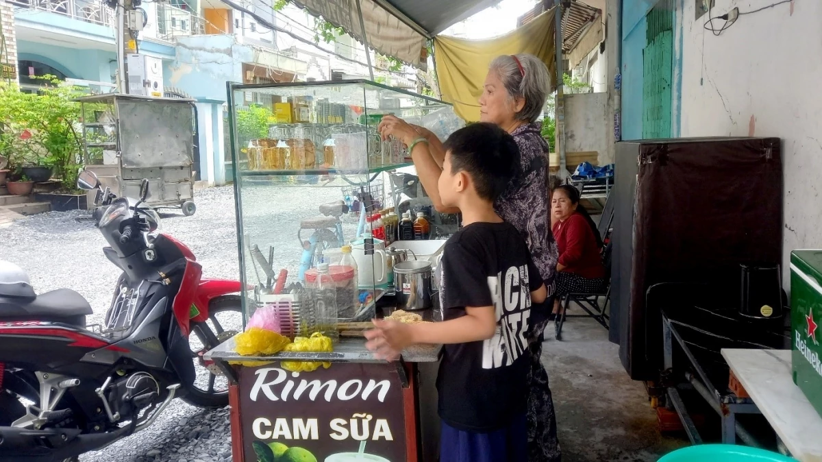 Ba chị em Thảo, Xuân, Hiếu dần lớn lên bên ông bà và đã biết tự lo việc học, phụ giúp gia đình. Ba chị em Thảo, Xuân, Hiếu dần lớn lên bên ông bà và đã biết tự lo việc học, phụ giúp gia đình.