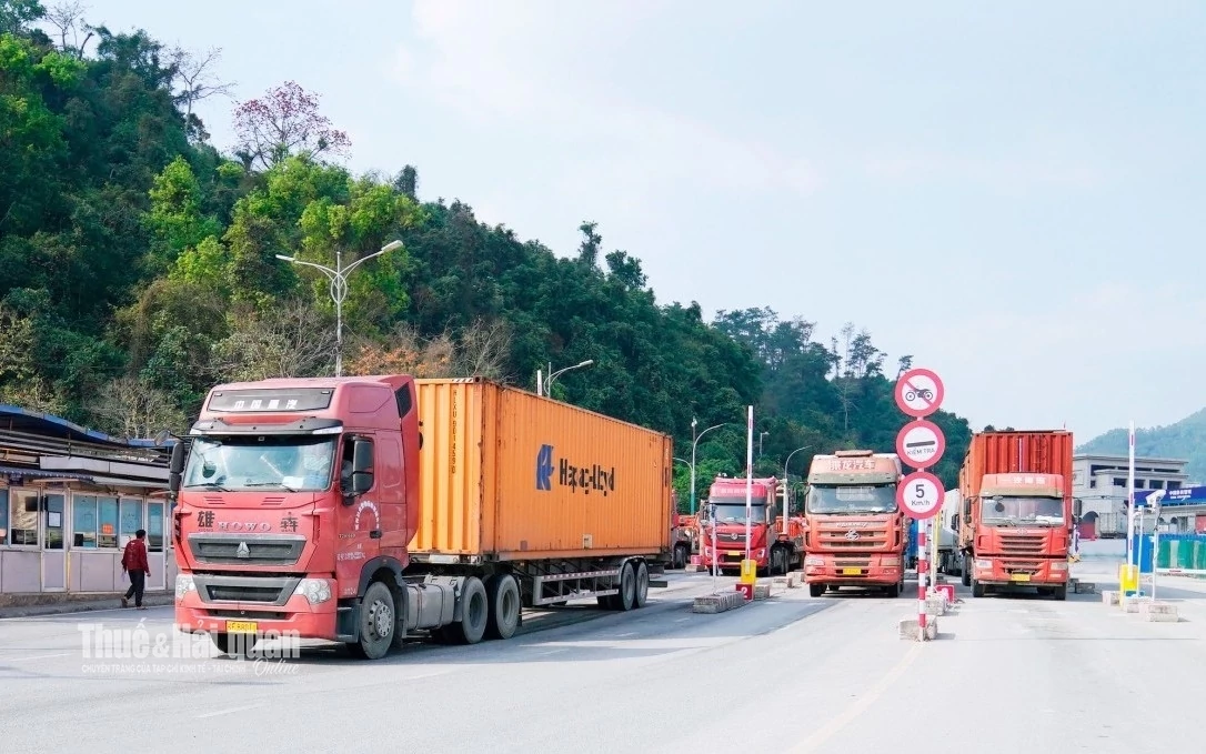 Phương tiện vận tải xuất nhập cảnh qua cửa khẩu quốc tế Hữu Nghị (Lạng Sơn). Ảnh: H.Nụ Phương tiện vận tải xuất nhập cảnh qua cửa khẩu quốc tế Hữu Nghị (Lạng Sơn). Ảnh: H.Nụ