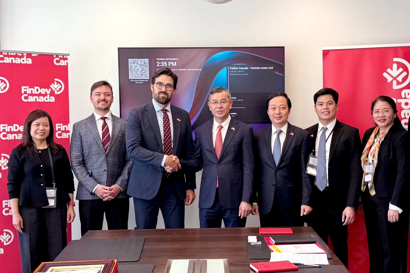 bo truong ngo van tuan gap xa giao voi bo truong tai chinh canada va lam viec voi lanh dao findev canada