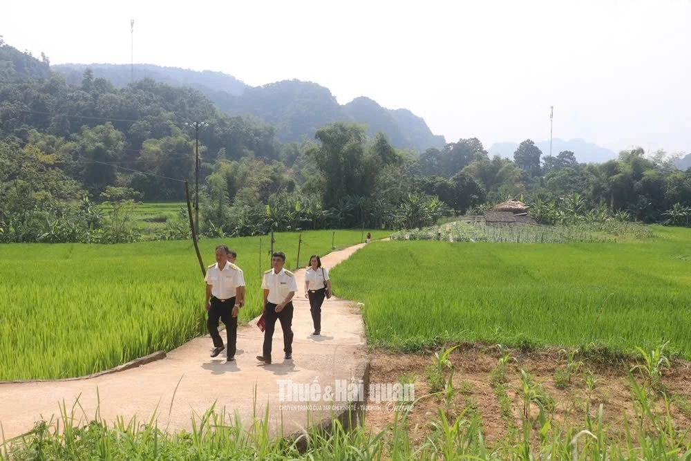 Dù địa bàn còn nhiều khó khăn, công tác tuyên truyền, hỗ trợ chính sách thuế vẫn được triển khai đến cơ sở. Ảnh: Văn Học