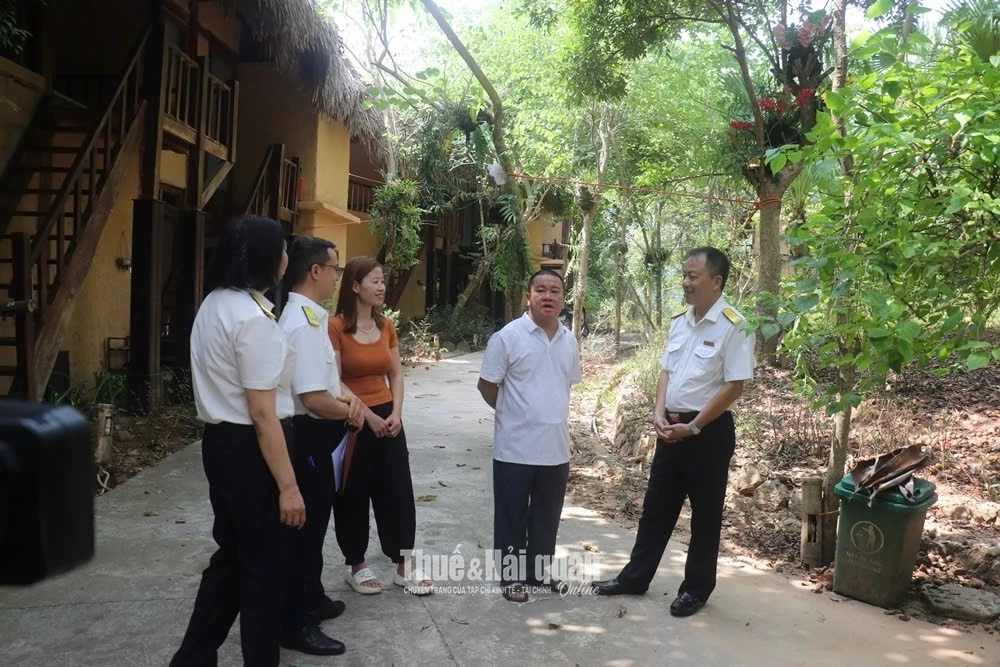 Cán bộ Thuế vượt qua những khó khăn về địa bàn để đồng hành, hỗ trợ người nộp thuế. Ảnh: Văn Học