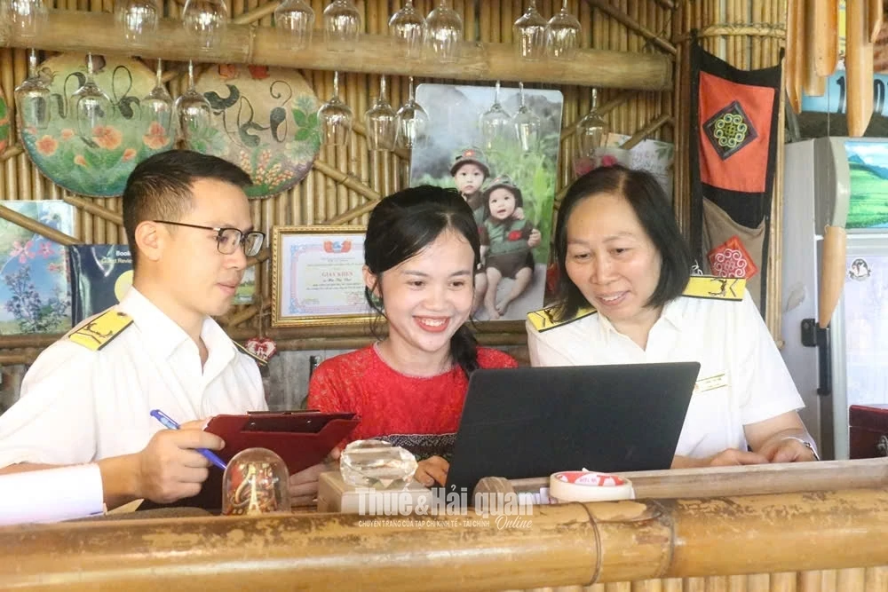 Thuế cơ sở 13 tỉnh Phú Thọ tăng cường tuyên truyền, hỗ trợ người nộp thuế tại địa bàn vùng cao. Ảnh: Văn Học.