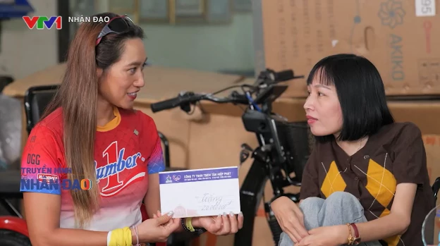 Tại xưởng, những người khuyết tật được bố trí công việc phù hợp với khả năng, từng bước lấy lại sự tự tin trong lao động.