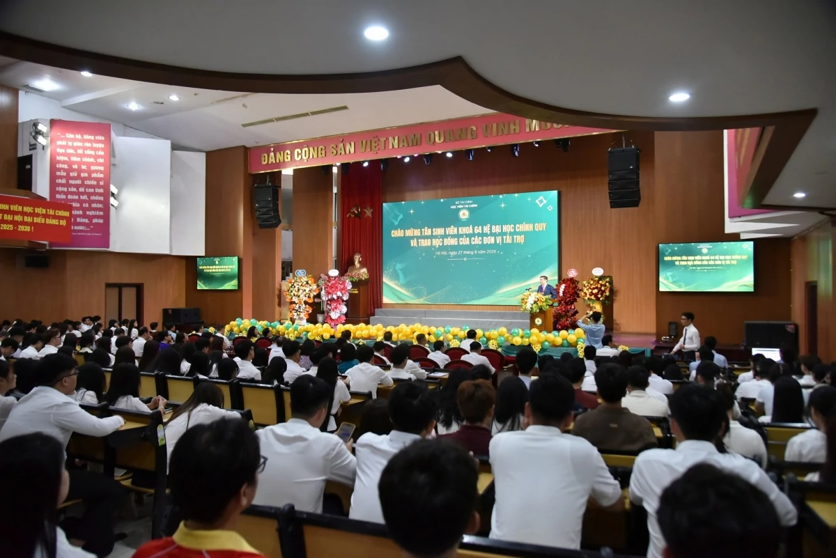 Giám đốc Học viện Tài chính gửi gắm ba hành trang tới hơn 8.400 tân sinh viên Giám đốc Học viện Tài chính gửi gắm ba hành trang tới hơn 8.400 tân sinh viên
