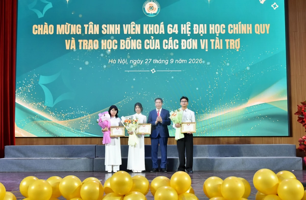 Giám đốc Học viện Tài chính gửi gắm ba hành trang tới hơn 8.400 tân sinh viên Giám đốc Học viện Tài chính gửi gắm ba hành trang tới hơn 8.400 tân sinh viên