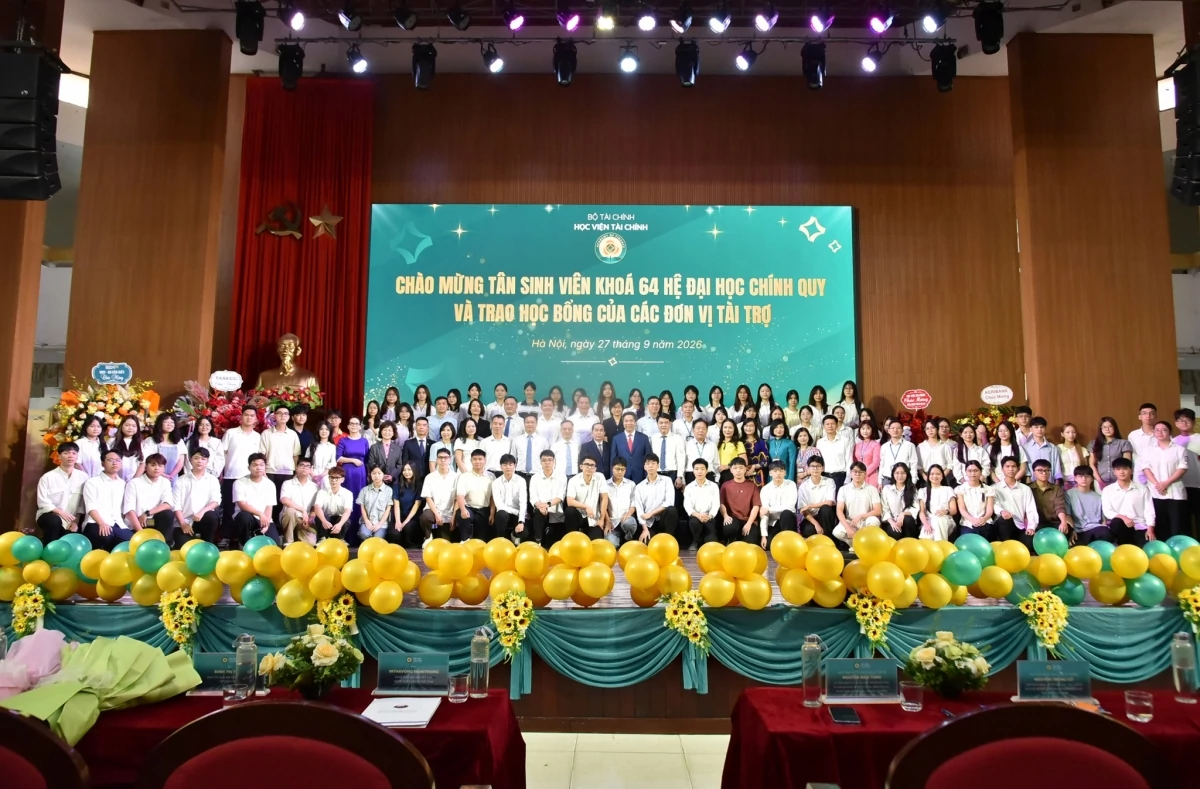 Giám đốc Học viện Tài chính gửi gắm ba hành trang tới hơn 8.400 tân sinh viên Giám đốc Học viện Tài chính gửi gắm ba hành trang tới hơn 8.400 tân sinh viên