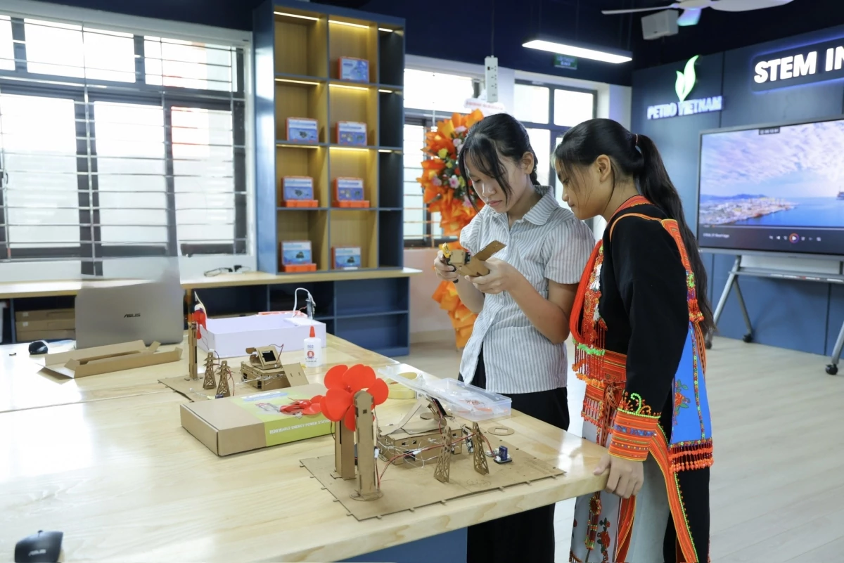 Trung thu đầu tiên dưới mái trường Petrovietnam: Thắp sáng niềm tin nơi biên cương Trung thu đầu tiên dưới mái trường Petrovietnam: Thắp sáng niềm tin nơi biên cương