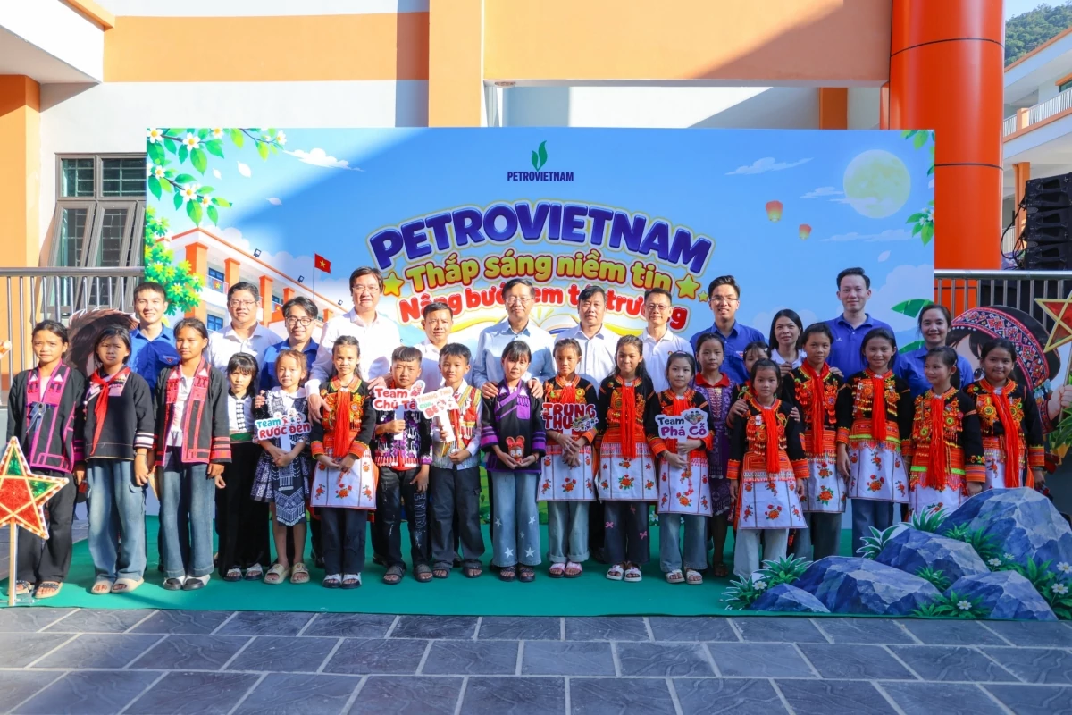 Trung thu đầu tiên dưới mái trường Petrovietnam: Thắp sáng niềm tin nơi biên cương Trung thu đầu tiên dưới mái trường Petrovietnam: Thắp sáng niềm tin nơi biên cương