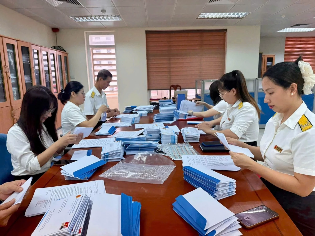 Công chức Thuế cơ sở 1 tỉnh Nghệ An làm thông báo gửi người nộp thuế ở trạng thái 03, 06. Ảnh: Thuế cơ sở 1