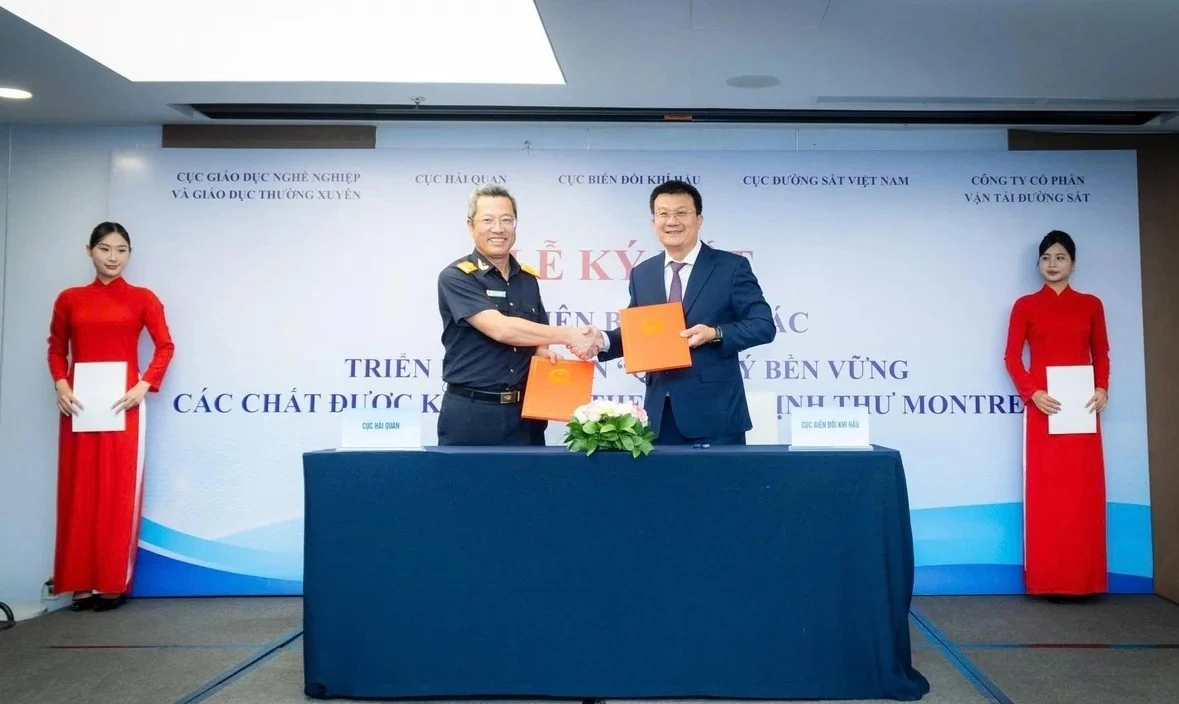 Ông Âu Anh Tuấn, Phó Cục trưởng Cục Hải quan và ông Nguyễn Tuấn Quang, Cục trưởng Cục Biến đổi khí hậu ký biên bản hợp tác. Ảnh: https://mae.gov.vn