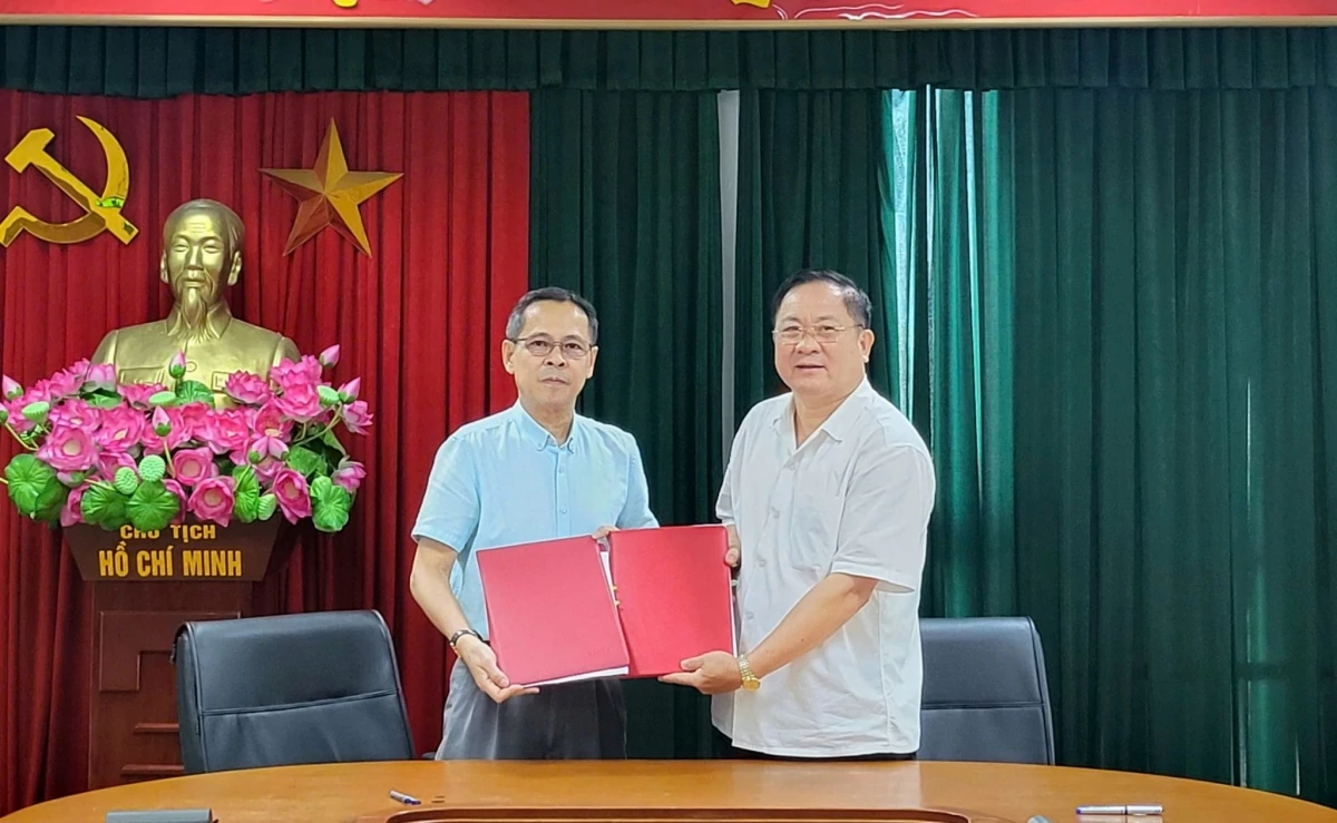 Ông Lê Thanh Hải ban giao công tác, nhiêm vụ cho ông Trần Đức Đông.