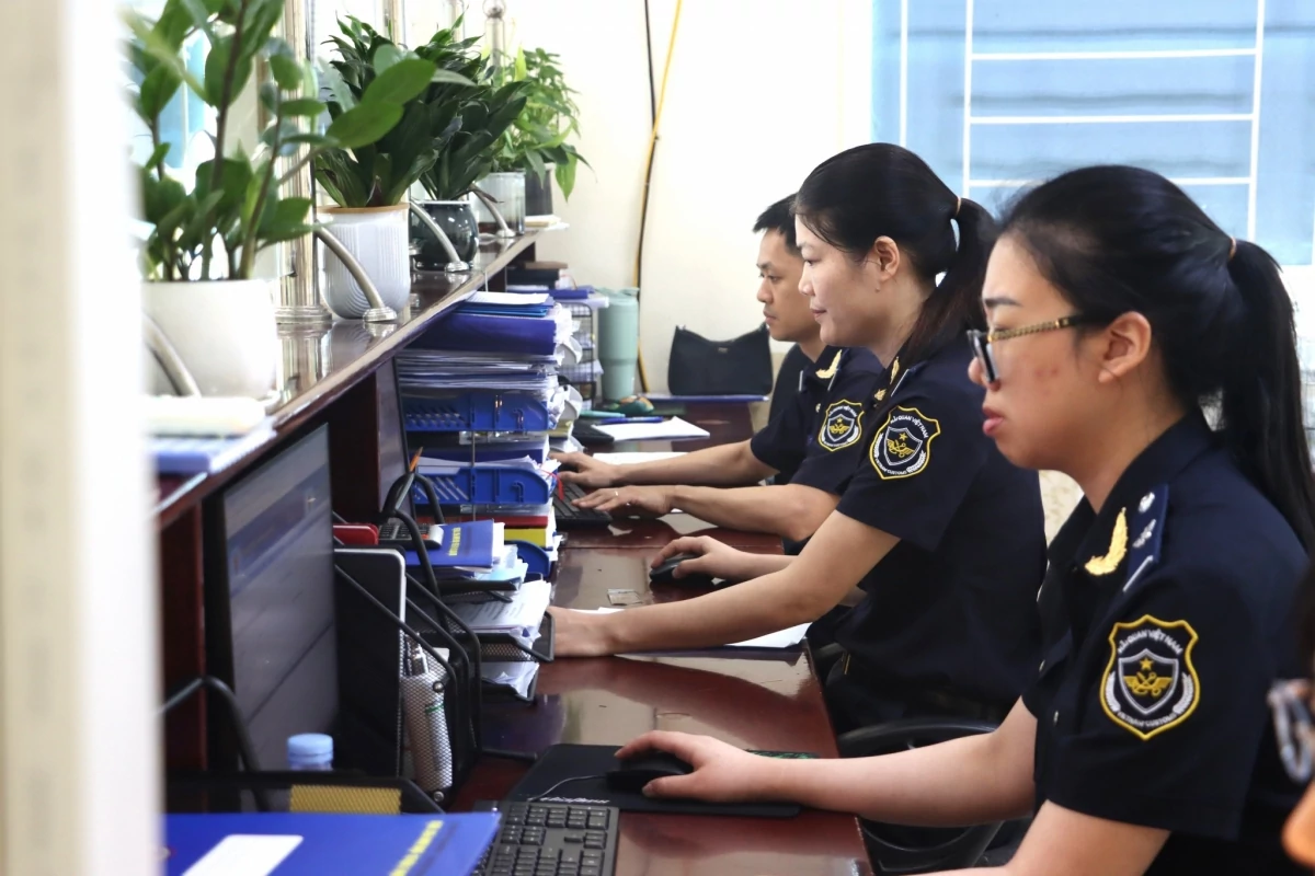Hoạt động nghiệp vụ tại Chi cục Hải quan khu vực IV. Ảnh: Quang Hùng