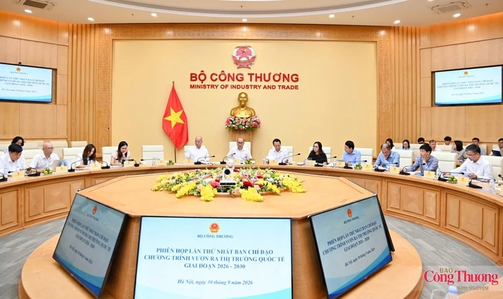 Toàn cảnh phiên họp lần thứ nhất Ban Chỉ đạo Chương trình vươn ra thị trường quốc tế giai đoạn 2026 - 2030.