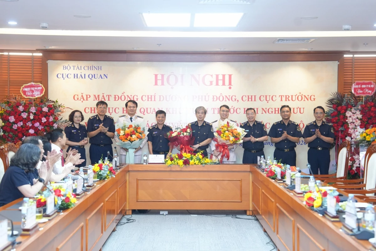 Tập thể lãnh đạo Chi cục Hải quan khu vực I tặng hoa và chụp ảnh lưu niệm với  ông Dương Phú Đông.