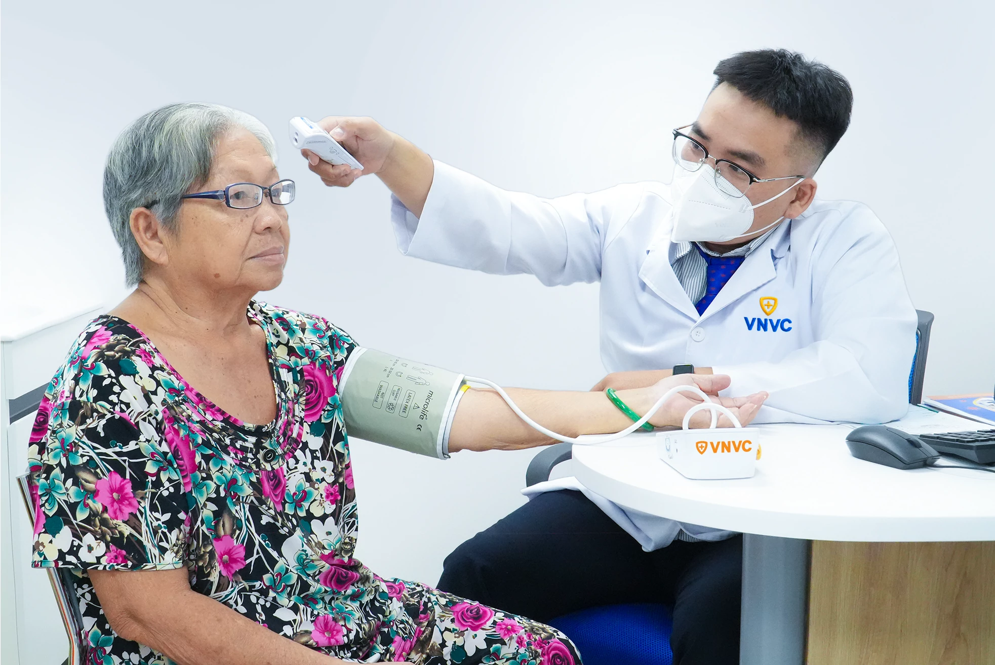 Người cao tuổi thăm khám tại Hệ thống Bệnh viện đa khoa Tâm Anh. Ảnh: Mộc Thảo