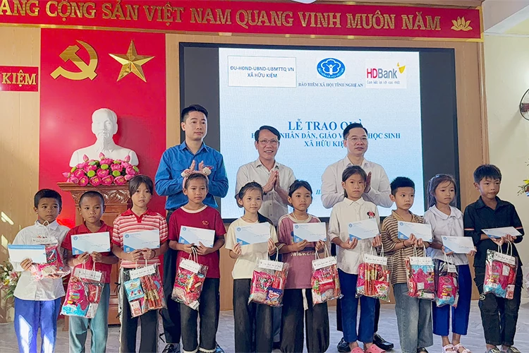 Bảo hiểm xã hội tỉnh Nghệ An tiếp sức đến trường, tặng quà cho các em học sinh nghèo học giỏi tại xã Hữu Kiệm.