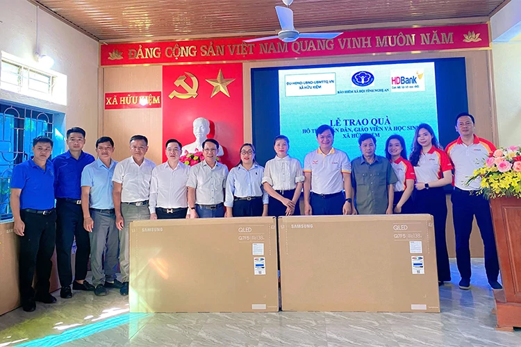 BHXH tỉnh Nghệ An và chi nhánh Ngân hàng HDBank tặng tivi cho các trường học ở xã Hữu Kiệm.