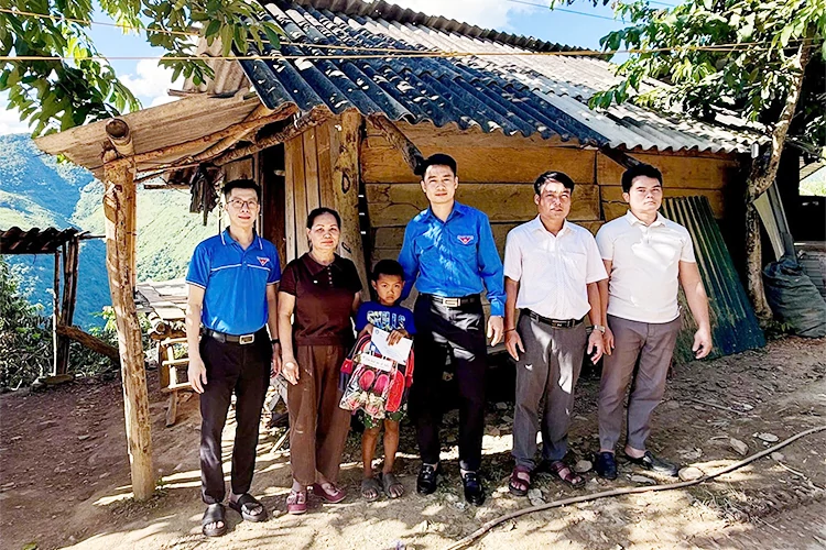 Chi đoàn BHXH tỉnh Nghệ An tặng quà cho em Vi Văn Ngọc ở xã Hữu Kiệm.