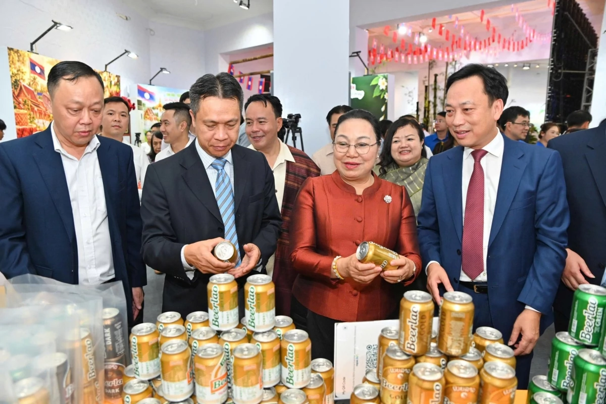 Khai mạc Tuần lễ sản phẩm Việt Nam - Lào “Hoa đẹp Chăm Pa” Khai mạc Tuần lễ sản phẩm Việt Nam - Lào “Hoa đẹp Chăm Pa”