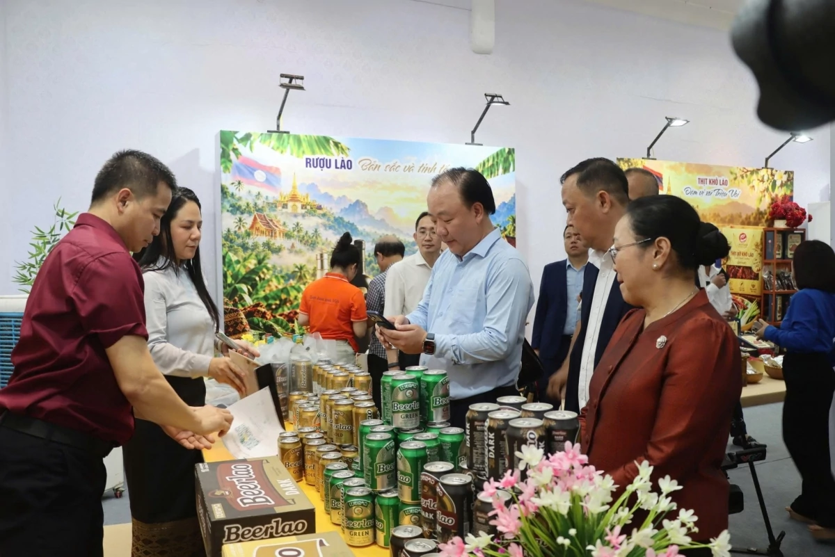 Khai mạc Tuần lễ sản phẩm Việt Nam - Lào “Hoa đẹp Chăm Pa” Khai mạc Tuần lễ sản phẩm Việt Nam - Lào “Hoa đẹp Chăm Pa”