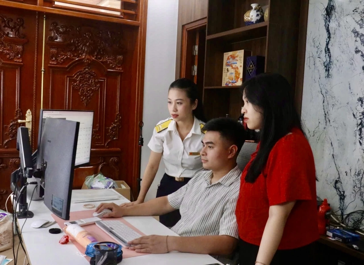 Doanh nghiệp trả thu nhập phải lập bảng kê phản ánh rõ thời gian làm đêm, làm thêm giờ tại nơi làm việc và khoản tiền lương, tiền công đã trả cho người lao động. Ảnh: Văn Học. 