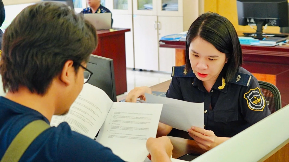 Hoạt động nghiệp vụ tại Hải quan cửa khẩu cảng Hòn Gai. Ảnh: Hải quan CK cảng Hòn Gai