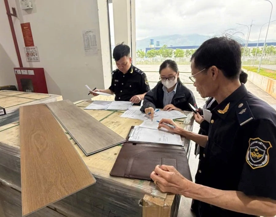 Công chức Hải quan cửa khẩu cảng Hòn Gai kiểm tra, giám sát hàng hóa XNK. Ảnh: Hải quan CK cảng Hòn Gai