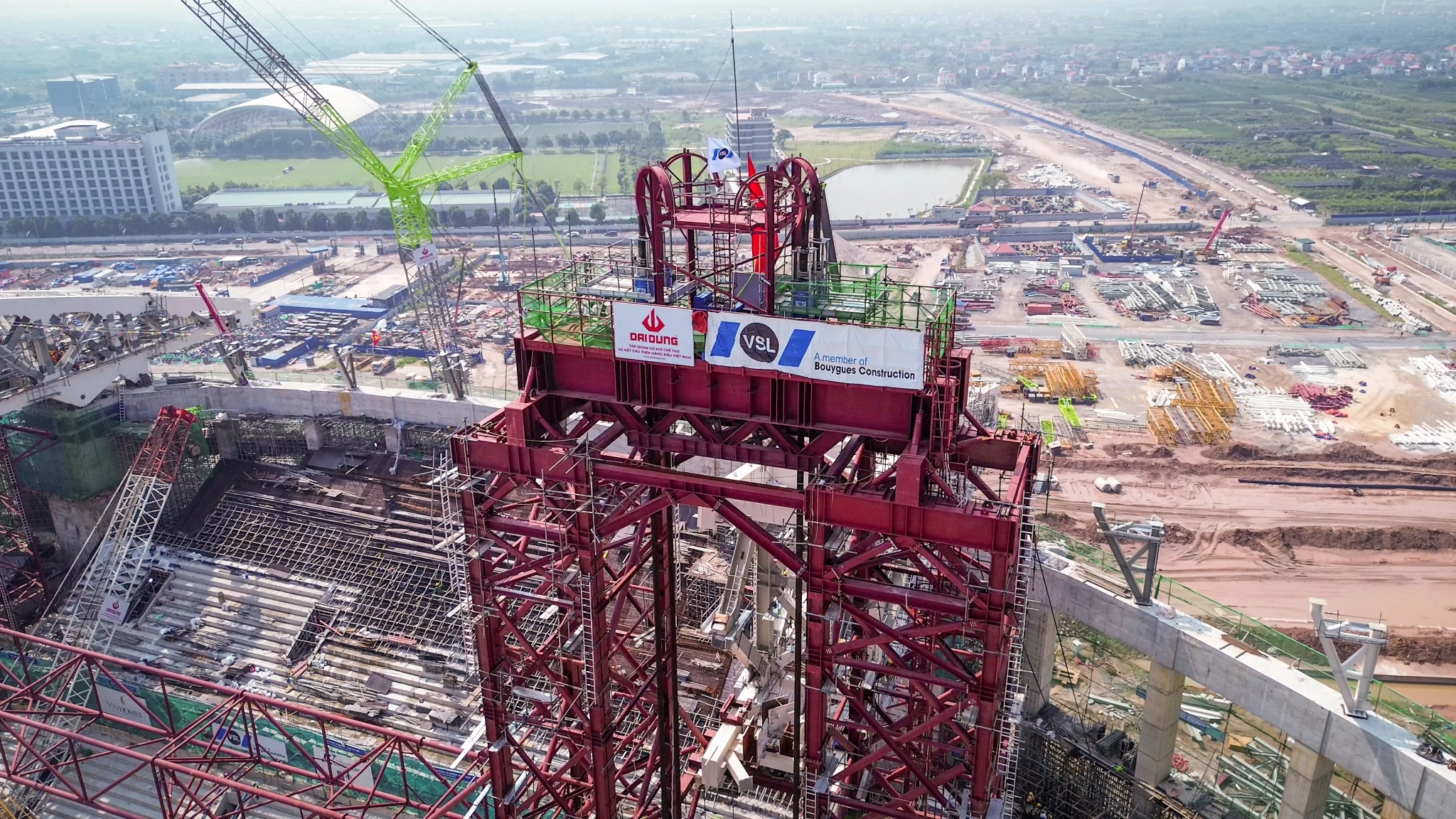 VSL nâng thành công mái vòm 7.500 tấn sân vận động PVF