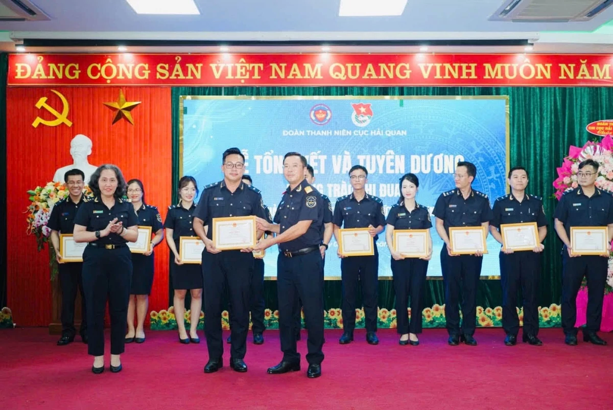 Phó Cục trưởng Trần Đức Hùng cùng lãnh đạo các đơn vị đã tặng Giấy khen cho 2 tập thể và 13 cá nhân có thành tích tiêu biểu trong đợt thi đua này. Ảnh: Cục Hải quan