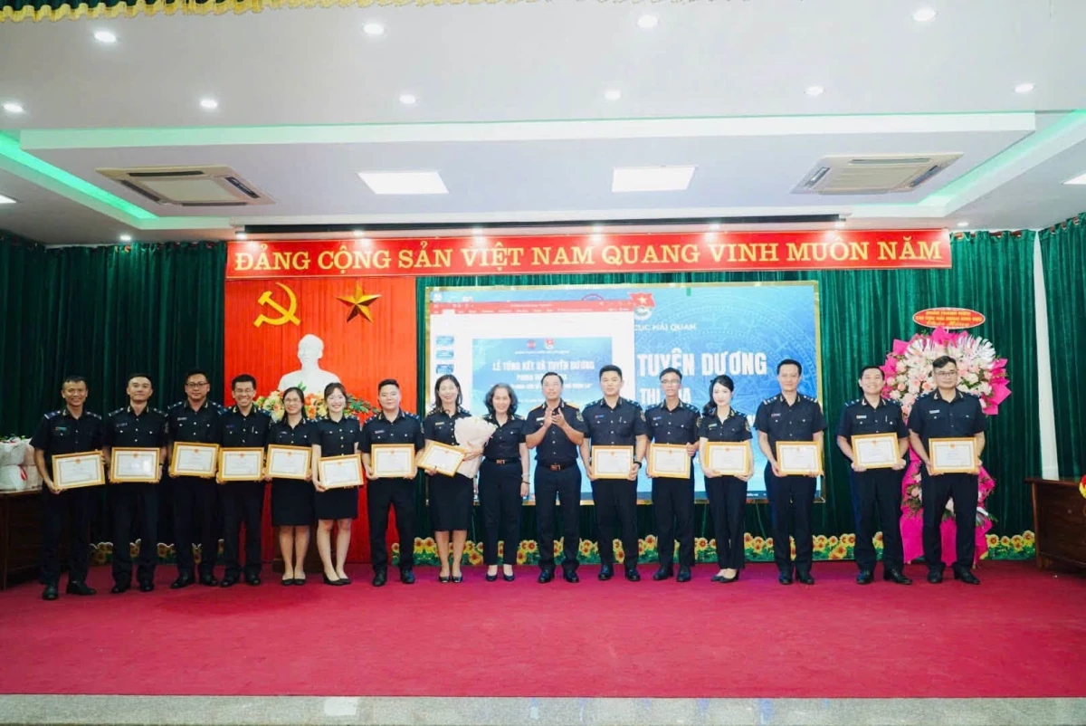 Phó Cục trưởng Trần Đức Hùng cùng lãnh đạo các đơn vị đã tặng Giấy khen cho 2 tập thể và 13 cá nhân có thành tích tiêu biểu trong đợt thi đua này. Ảnh: Cục Hải quan