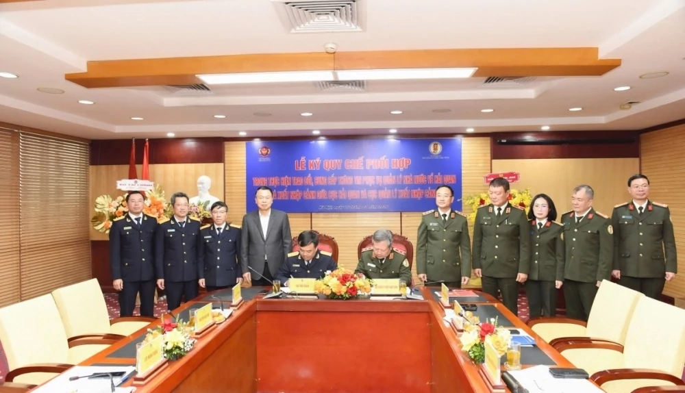 Lễ ký Quy chế phối hợp trong thực hiện trao đổi, cung cấp thông tin phục vụ quản lý nhà nước về hải quan và xuất nhập cảnh giữa Cục Hải quan và Cục Quản lý xuất nhập cảnh.