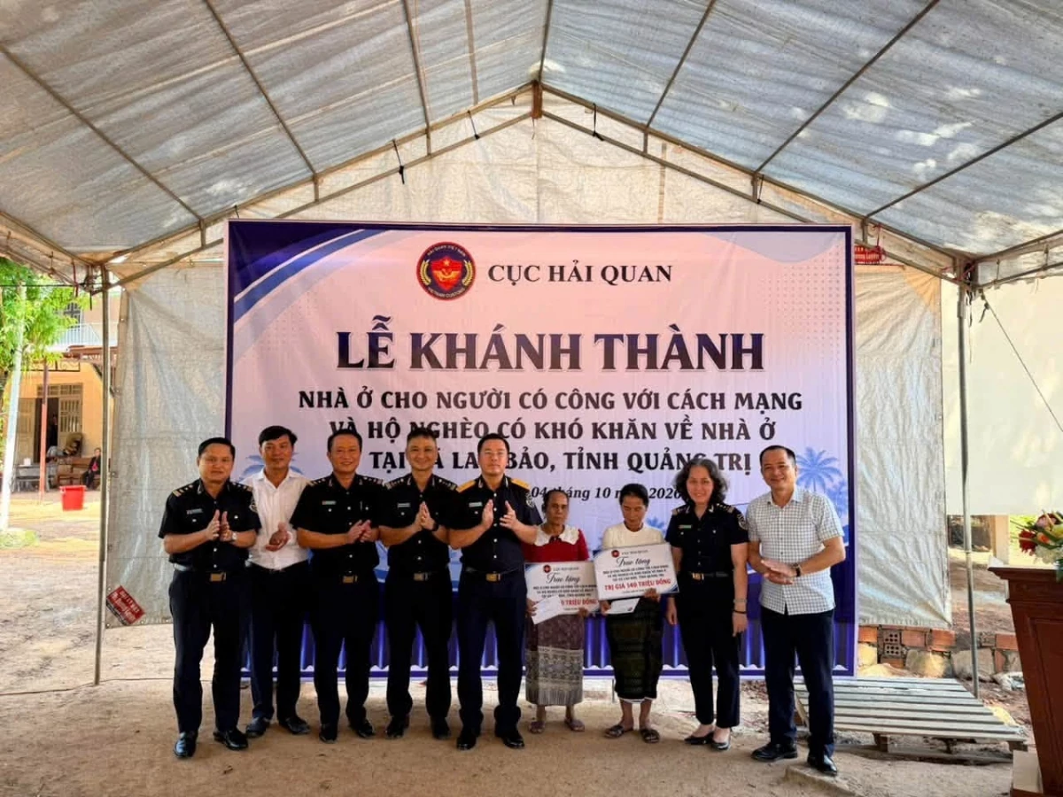 Lãnh đạo Cục Hải quan và chính quyền địa phương chụp ảnh lưu niệm tại lễ khanh thành và bàn giao nhà tình nghĩa. Ảnh: Chi cục HQKV IX