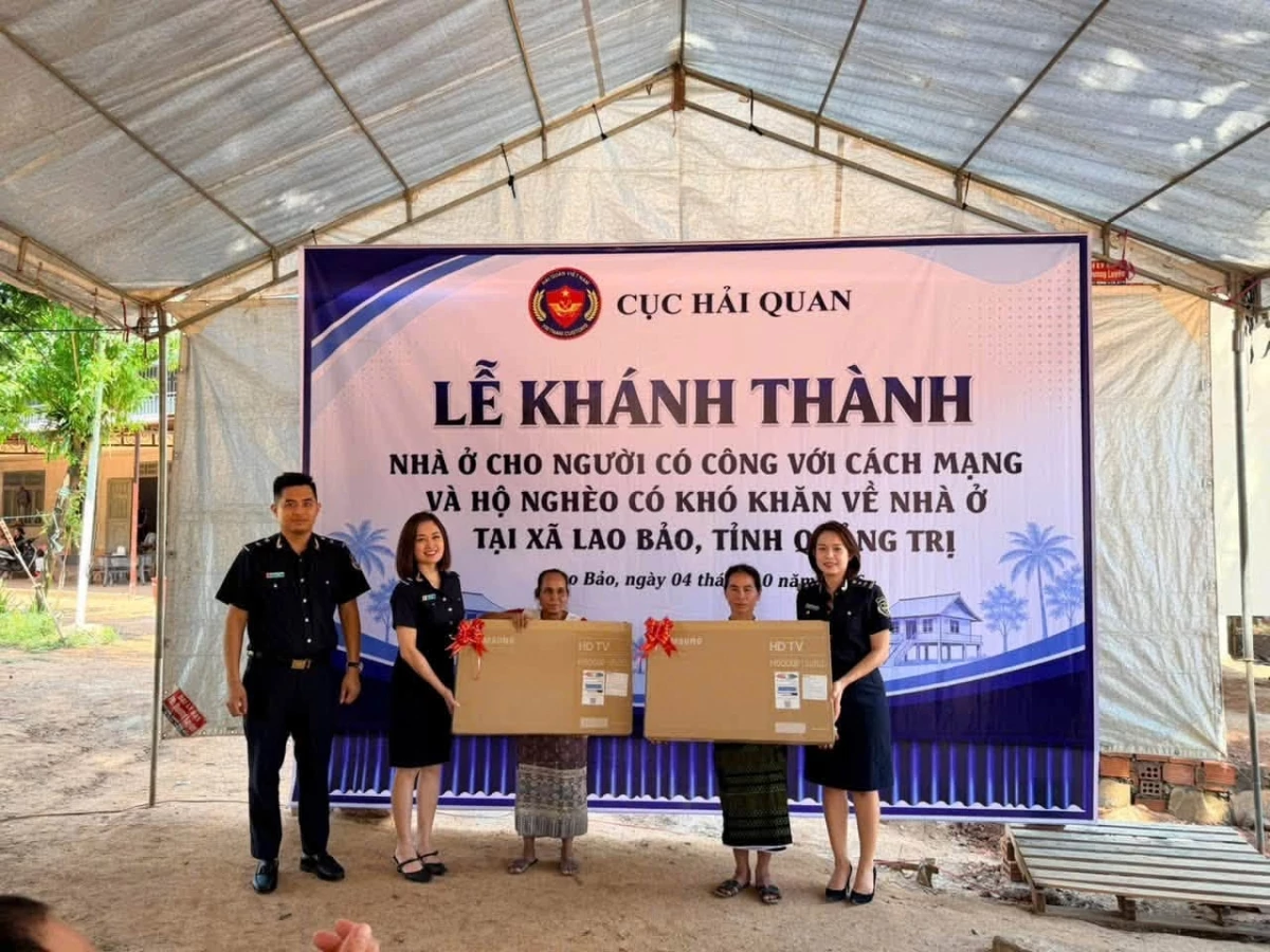 Đại diện Chi đoàn Chi cục Điều tra chống buôn lậu và Chi cục Hải quan khu vực IX trao quà cho 2 hộ gia đình. Ảnh: Chi cục HQKV IX
