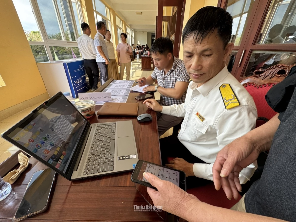 Hộ kinh doanh có thể tra cứu hóa đơn điện tử trên eTax Mobile. Ảnh: Hương Quỳnh.