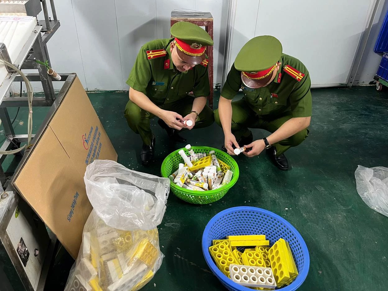 Lực lượng chức năng kiểm tra hàng hóa vi phạm. Ảnh: Công an TP. Hà Nội