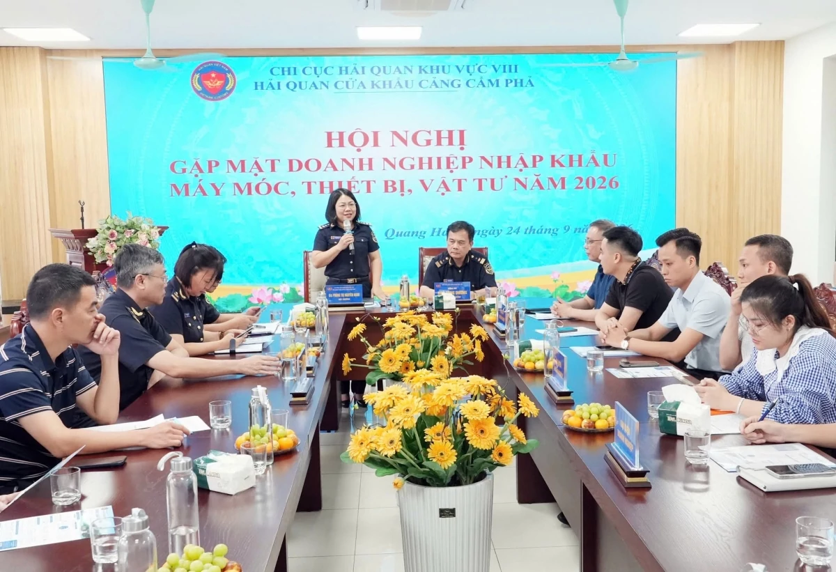 Hải quan cửa khẩu cảng Cẩm Phả lắng nghe, chia sẻ khó khăn  với cộng đồng doanh nghiệp. Ảnh: Hải quan cửa khẩu cảng Cẩm Phả