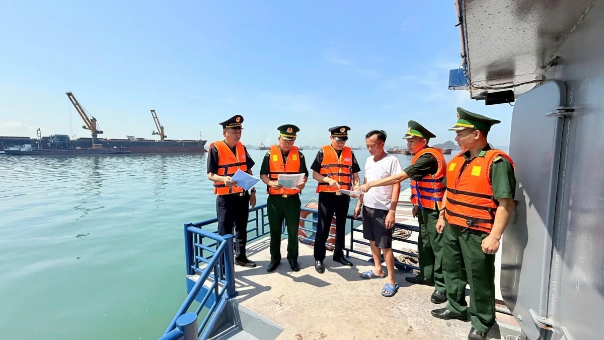 Hải quan cửa khẩu cảng Cẩm Phả phối hợp tuyên truyền, phổ biến pháp luật tới người dân, doanh nghiệp. Ảnh: Hải quan cửa khẩu cảng Cẩm Phả