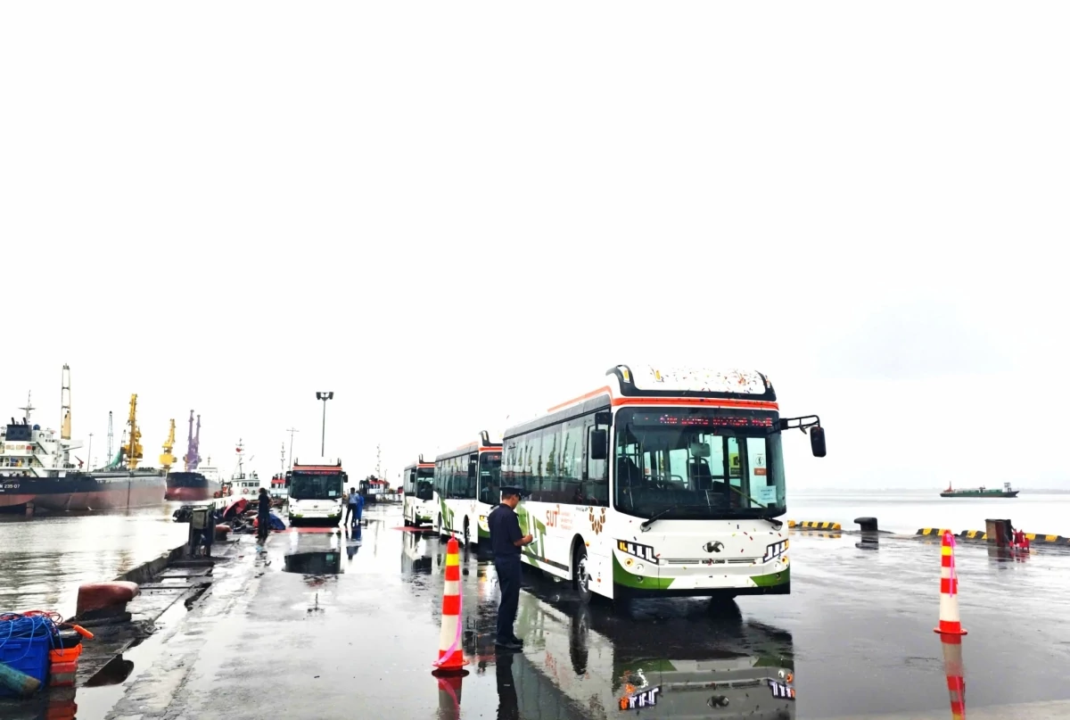 Công chức Hải quan giám sát hoạt động xuất khẩu lô xe city buýt tại cảng Chân Mây.