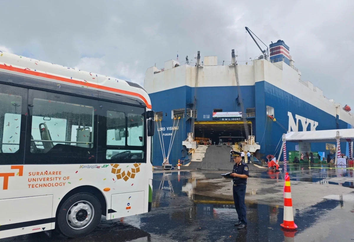 Công chức Hải quan giám sát hoạt động xuất khẩu lô xe city buýt đầu tiên trong tháng 9/2026. Ảnh: Chi cục HQKV IX