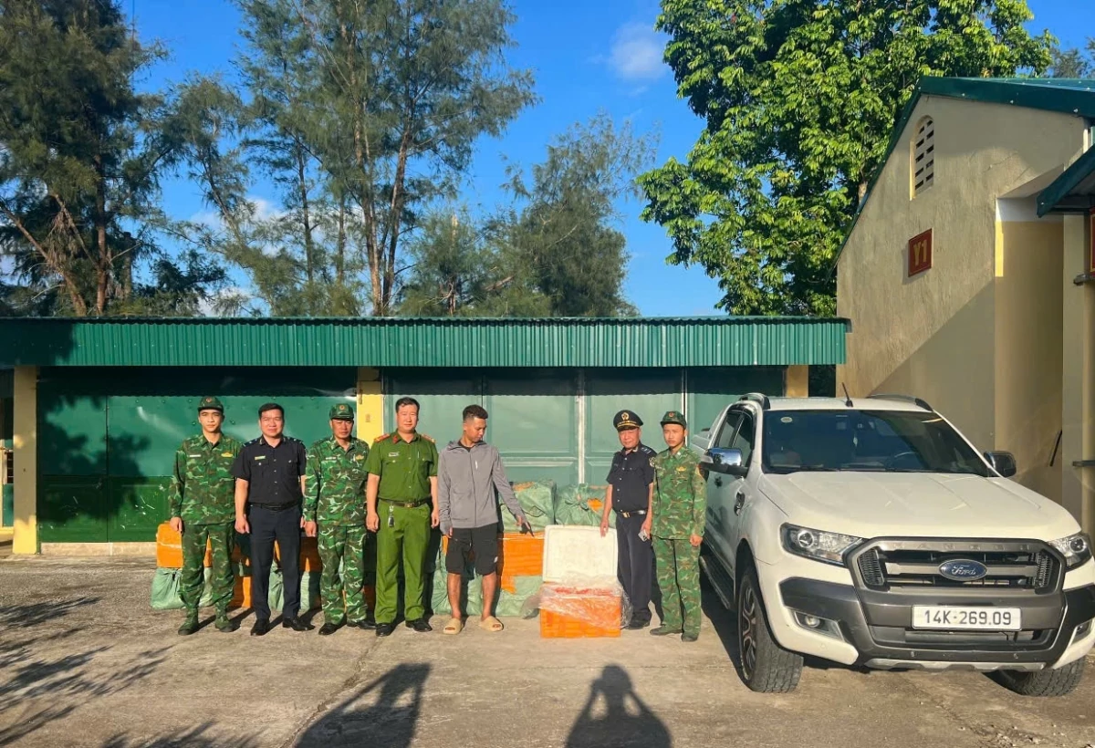 Lực lượng chức năng kiểm tra hàng hóa vi phạm.