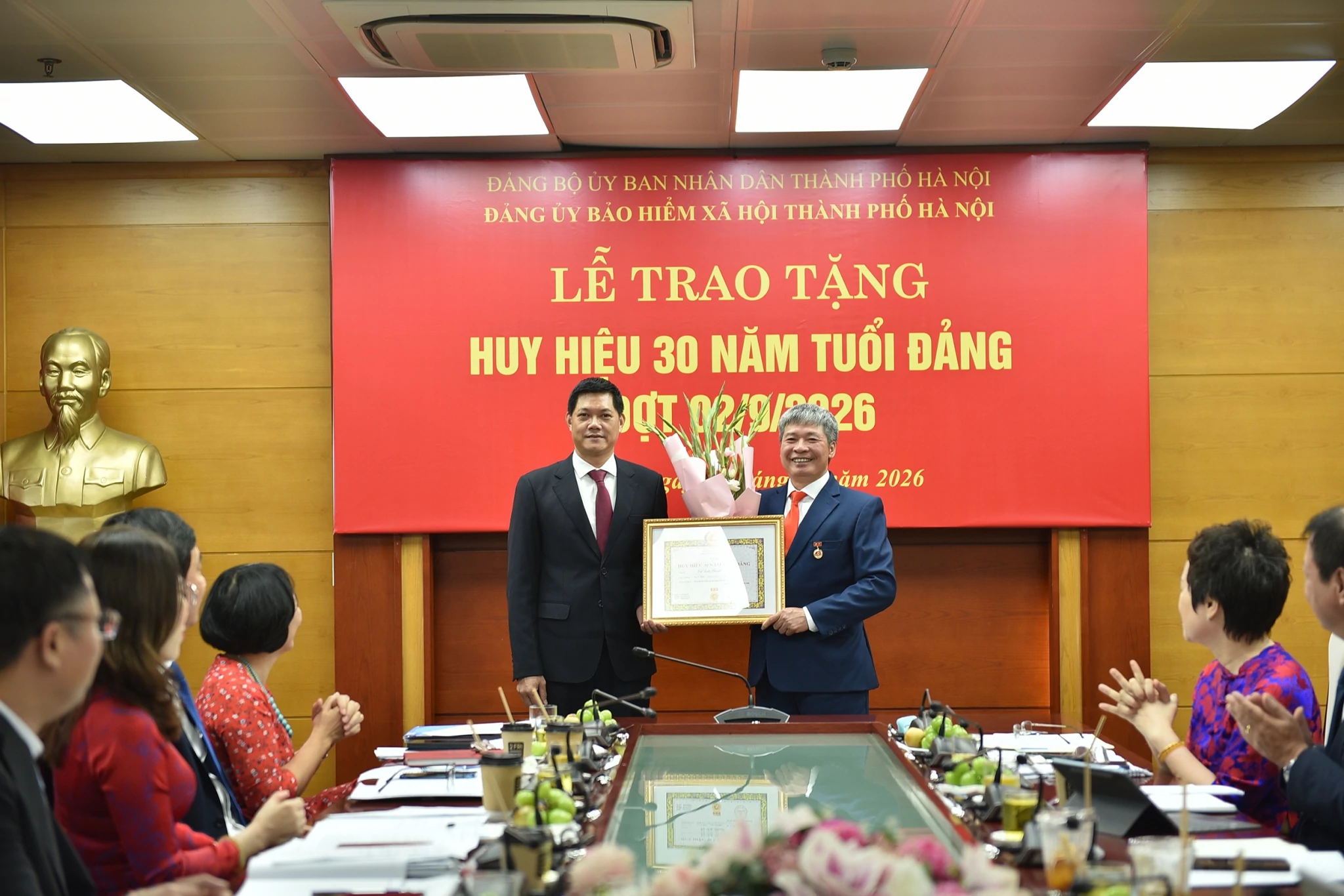 Phó Giám đốc Bảo hiểm xã hội thành phố Hà Nội Vũ Đức Thuật nhận Huy hiệu 30 năm tuổi Đảng